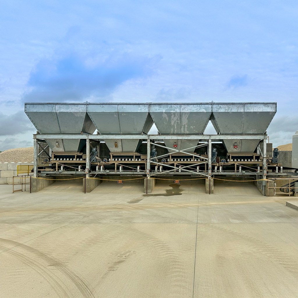 4-bin aggregate blending system of the Advantage 250™ concrete batch plant.